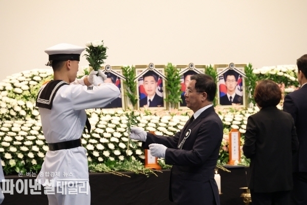 국민의힘 김용태 비상대책위원장과 이상휘 국회의원이 포항 해군 초계기 추락사고 희생자 영결식에 참석 ⓒ파이낸셜데일리/국민의힘
