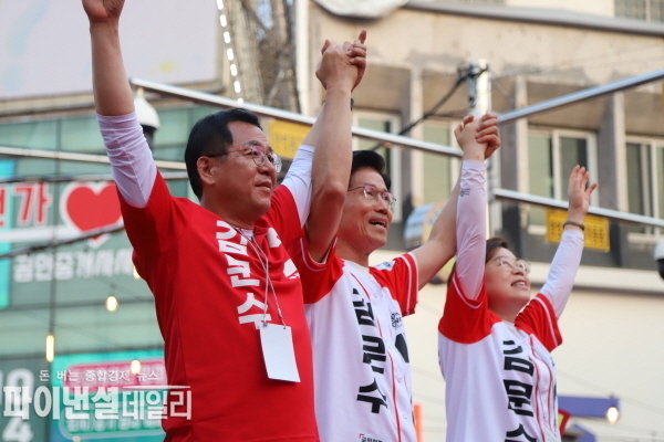 포항을 방문한 김문수 후보는 국민의힘 포항남·울릉 선거대책위원장인 이상휘 국회의원과 함께 시민들에게 지지를 호소 ⓒ파이낸셜데일리/국민의 힘