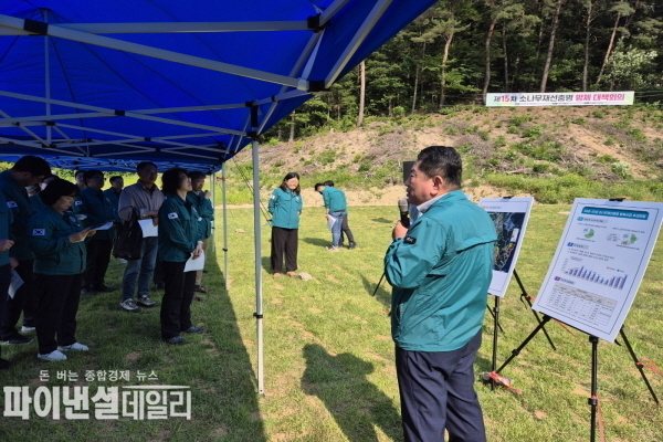 양현두 경주시 산림경영과장이 '025년 경주시 방제계획 및 피해 현황'에 대해 보고 ⓒ파이낸셜데일리/경주시