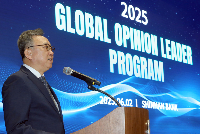 2일 서울시 중구 신한은행 본점에서 진행된 '2025 글로벌 오피니언 리더 프로그램' 행사에서 정상혁 신한은행장이 환영사를 진행하고 있다. ⓒ 파이낸셜데일리 / 뉴시스
