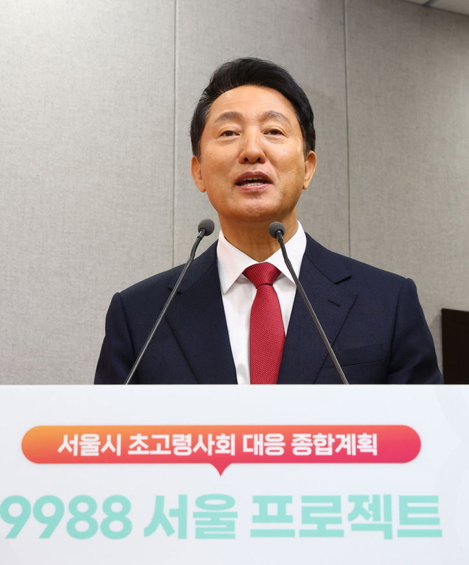 오세훈 서울시장이 26일 오전 서울 중구 서울시청 브리핑룸에서 서울시 초고령사회 대응 종합계획 '9988 서울 프로젝트'를 발표하고 있다. ⓒ 파이낸셜데일리 / 뉴시스