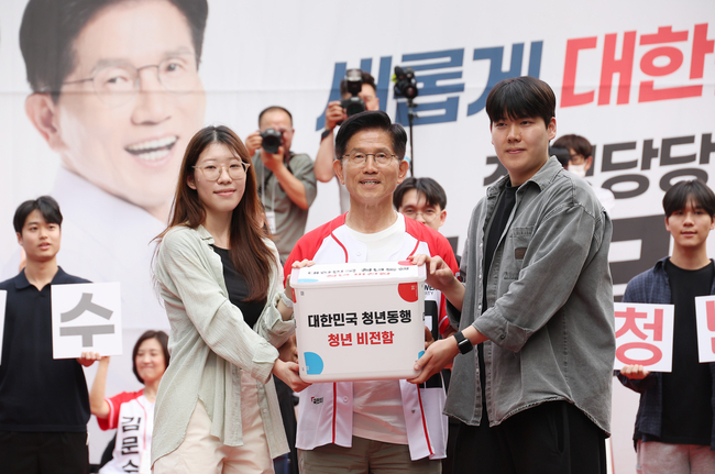 김문수 국민의힘 대선 후보가 1일 서울 서대문구 신촌역 인근에서 열린 집중유세에서 청년들로부터 청년비전함을 받고 있다. ⓒ 파이낸셜데일리 / 뉴시스