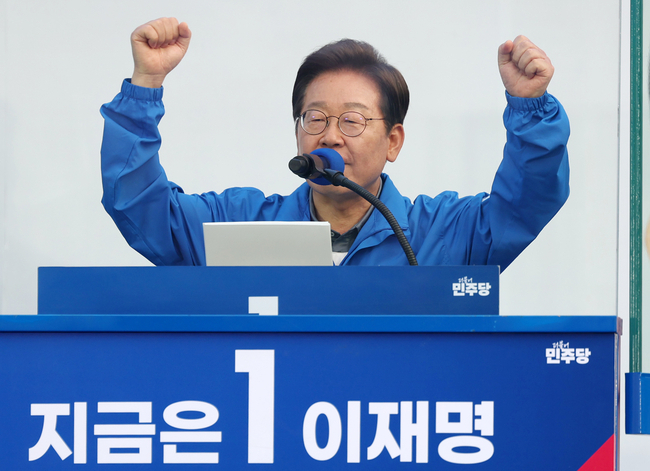이재명 더불어민주당 대선후보가 1일 오후 부산 동구 부산역 광장에서 열린 유세에서 연설을 하고 있다. ⓒ 파이낸셜데일리 / 뉴시스