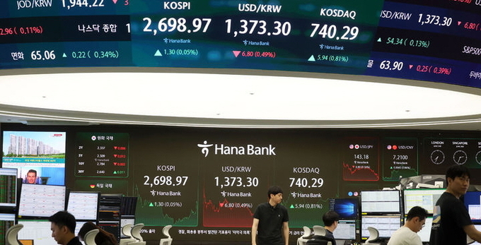 코스피가 전 거래일(2697.67)보다 1.3포인트(0.05%) 오른 2698.97에 마감한 2일 오후 서울 중구 하나은행 딜링룸 전광판에 지수가 표시되고 있다. ⓒ 파이낸셜데일리 / 뉴시스