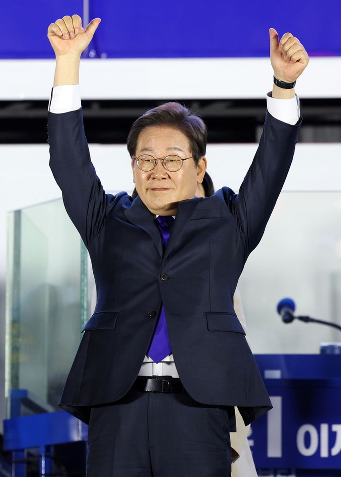 이재명 대통령이 4일 오전 서울 여의도 국회 앞에서 열린 국민 개표방송 행사에서 시민들에게 인사하고 있다. ⓒ 파이낸셜데일리 / 뉴시스