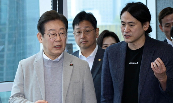 이재명 대통령이 대선 기간 서울 강남구 퓨리오사AI에서 백준호 퓨리오사AI 대표와 대화하고 있다. 