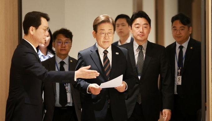 이재명 대통령이 9일 서울 용산구 대통령실 청사에서 열린 2차 비상경제점검 태스크포스(TF)회의에 입장하고 있다. ⓒ 파이낸셜데일리 / 뉴시스