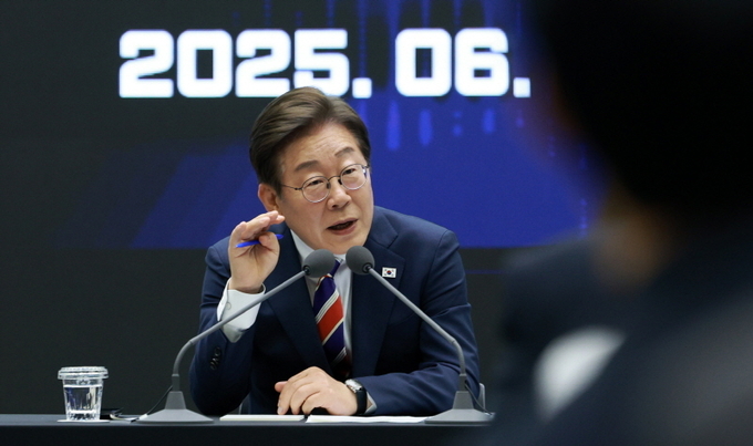 이재명 대통령이 11일 서울 영등포구 한국거래소에서 열린 주식시장 불공정거래 근절을 위한 현장 간담회에서 참석자 질문에 답하고 있다. ⓒ 파이낸셜데일리 / 뉴시스
