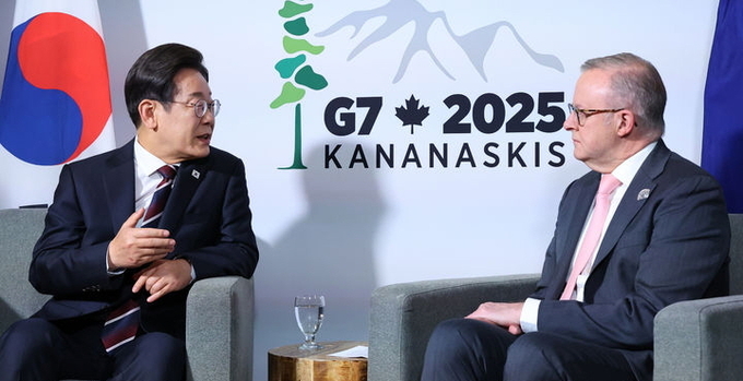 주요 7개국(G7) 정상회의 참석차 캐나다를 방문한 이재명 대통령이 16일(현지 시간) 캘거리 한 호텔에서 앤서니 앨버니지 호주 총리와 한-호주 정상회담을 하고 있다. ⓒ 파이낸셜데일리 / 뉴시스