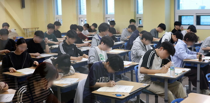 재수생들이 2026학년도 대학수학능력시험 6월 평가원 모의고사 시행일인 4일 오전 서울 양천구 종로학원 고사실에서 시험을 치르고 있다. ⓒ 파이낸셜데일리 / 뉴시스
