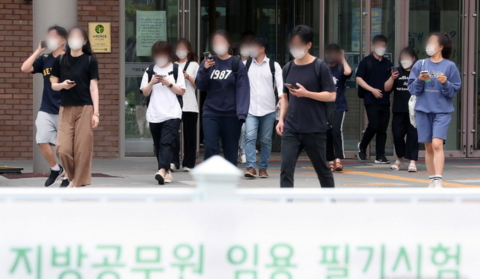 2022년 6월18일 서울 마곡하늬중학교(제43시험장)에서 2022년도 지방공무원 9급 공채 임용 필기시험을 마친 수험생들이 시험장을 나서고 있다. ⓒ 파이낸셜데일리 / 뉴시스