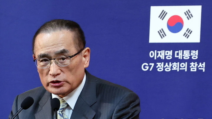 위성락 국가안보실장이 17일(현지 시간) 캘거리 한 호텔에 차려진 프레스센터 내 중앙기자실에서 이재명 대통령의 주요 7개국(G7) 정상회의 순방 관련 브리핑을 하고 있다. ⓒ 파이낸셜데일리 / 뉴시스