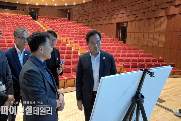  경주 예술의전당을 방문해 현황과 진행 상황 방문 ⓒ파이낸셜데일리/경북도