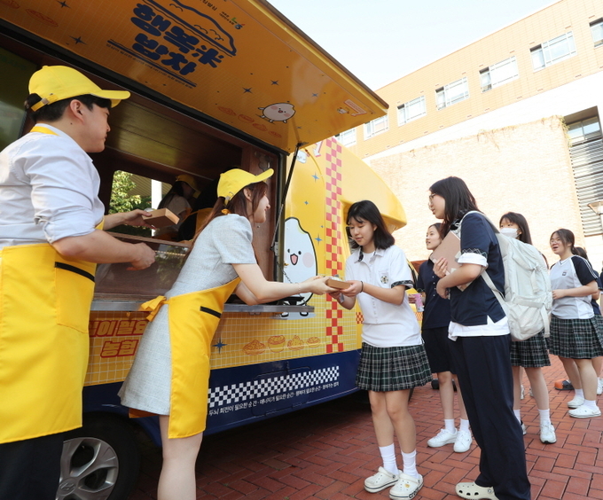 경제지주 행복미밥차 이화여고 운영. ⓒ 파이낸셜데일리 / 농협