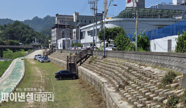 성주읍 이천변 산책로와 연도변 등 풀베기 작업을 완료한 현장 ⓒ파이낸셜데일리/성주군