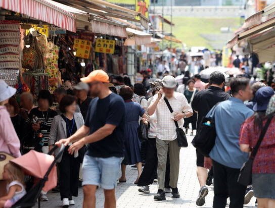 지난 19일 서울 시내 상점가에서 시민들이 오가고 있다. ⓒ 파이낸셜데일리 / 뉴시스