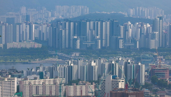 27일 서울 중구 남산에서 서울시내 아파트가 보이고 있다. ⓒ 파이낸셜데일리 / 뉴시스