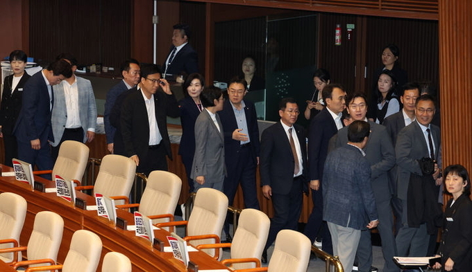 27일 서울 여의도 국회에서 열린 제426회 국회(임시회) 제3차 본회의에서 국민의힘 의원들이 법사위원장 등 상임위원장 선출에 반발하며 퇴장하고 있다. ⓒ 파이낸셜데일리 / 뉴시스