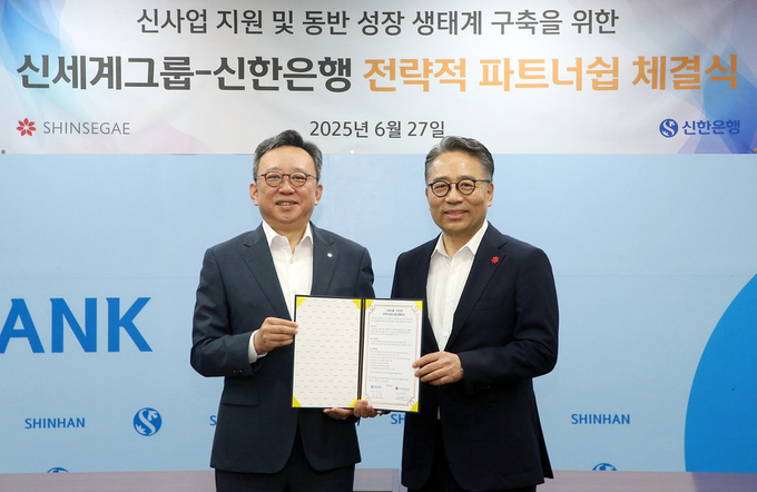 27일 신세계그룹과 서울시 중구 소재 신한은행 본점에서 신사업 지원 및 동반성장 생태계 구축을 위한 업무협약을 체결하고 정상혁 신한은행장(왼쪽), 임영록 신세계그룹 경영전략실장이 기념 촬영하고 있다. ⓒ 파이낸셜데일리 / 신한은행