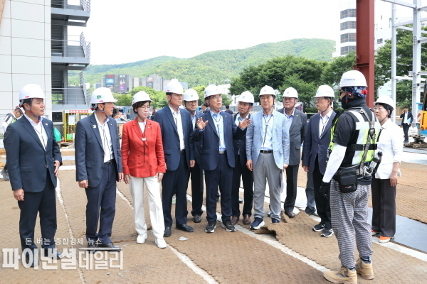 국회 ‘2025 아시아태평양경제협력체(APEC) 정상회의 지원 특별위원회 2025년 APEC이 개최되는 경주를 찾아 준비 상황에 대한 보고를 청취하고 주요 인프라 조성 현장을 둘러보았다. ⓒ파이낸셜데일리/경북도