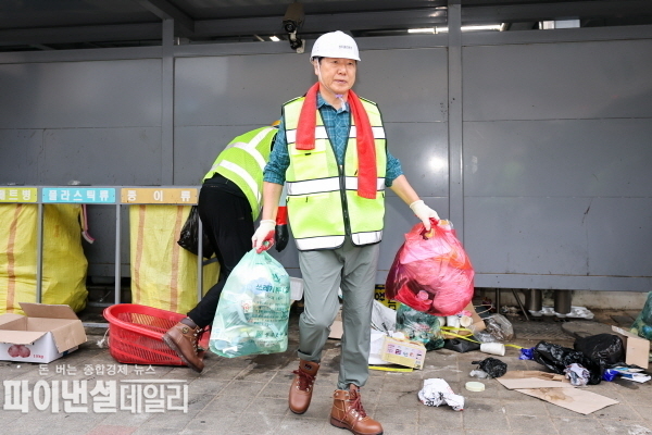 이병환군수 성주읍내 거리의 생활쓰레기를 수거하며 환경미화원들의 노고를 직접 체험ⓒ파이낸셜데일리/성주군