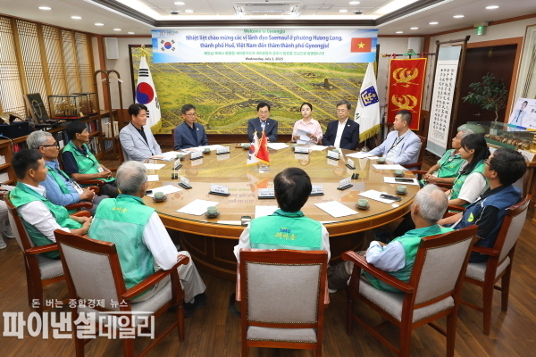 베트남 후에시 흥롱마을 새마을지도자들 새마을 세계화사업 사후관리 협력과 선진 농업 현장 견학을 진행 중ⓒ파이낸셜데일리/경주시