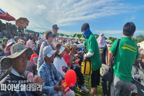 ‘군민 화합 한마당 축제’ 시원한 아이스크림과 수박을 제공 ⓒ파이낸셜데일리/군위군