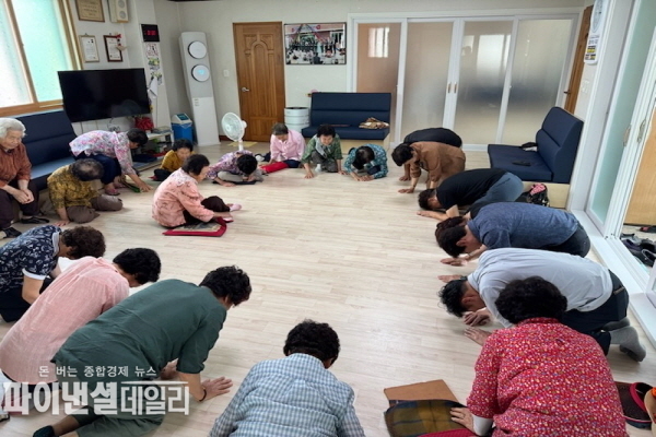 하길남 황남동장은 정희택 시의원과 함께 3일부터 황남동 15개 마을의 경로당(등록 14, 미등록 1)을 방문하여 어르신들께 부임 인사 ⓒ파이낸셜데일리/경주시