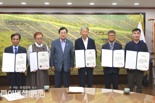  유족에게 무공훈장과 훈장증 기념패를 전수 ⓒ파이낸셜데일리/경주시
