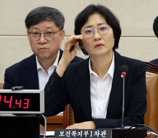 이스란 보건복지부 제1차관이 지난 1일 서울 여의도 국회 보건복지위원회 전체회의에 출석해 답변하는 모습. ⓒ 파이낸셜데일리 / 뉴시스