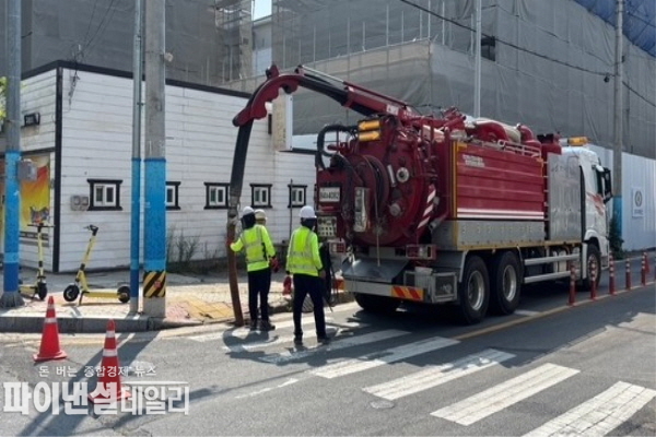  관내 주요 도로변의 빗물받이를 점검하고 준설작업 현장 ⓒ파이낸셜데일리/