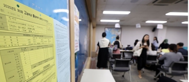 2025년도 제2회 초등학교ㆍ중학교ㆍ고등학교 졸업학력 검정고시 원서접수가 시작된 지난달 16일 오전 인천 남동구 인천시교육청에서 응시생들이 원서접수를 하고 있다. ⓒ 파이낸셜데일리 / 뉴시스