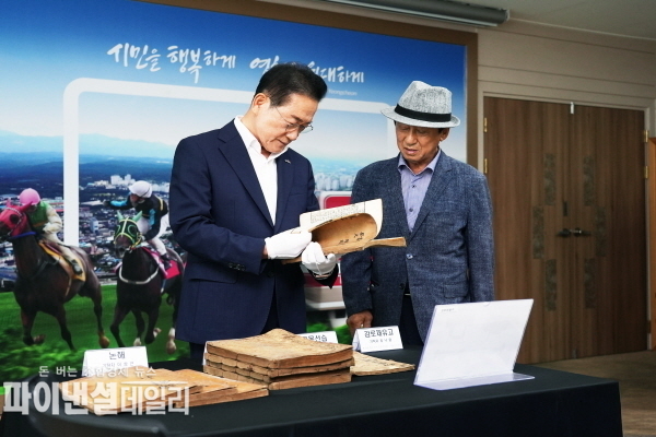 최기문 시장을 비롯해 기증자 조규웅 씨, 기탁자 정낙용·이상근씨가 참석 '유물 기증'·기탁식ⓒ파이낸셜데일리/영천시