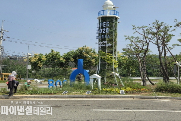 포항경주공항 앞에는 포항을 상징하는 ‘등대’를 형상화한 꽃탑 ⓒ파이낸셜데일리/포항시