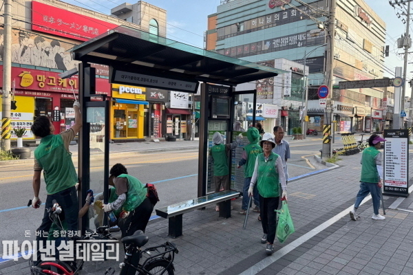 주요 버스승강장 및 도로변 일대 청소 ⓒ파이낸셜데일리/경산시