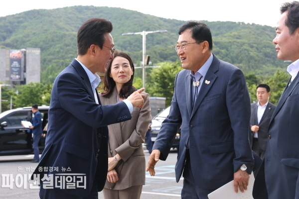 김민석 국무총리(왼쪽) 지난 11일 오전 HICO에 도착해 주낙영 경주시장과 인사를 나누고 있다.ⓒ파이낸셜데일리/경주시