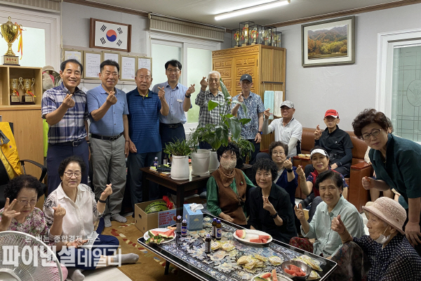 김순근 서부2동장은 초복을 맞아 15일 서윤수 명예동장과 함께 관내 경로당 22개소를 방문하여 수박과 간식을 전달ⓒ파이낸셜데일리/경산시