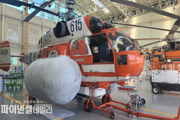  해상비행이 가능하도록 수상부양장치를 설치하고 작동점검 ⓒ파이낸셜데일리/울진산림항공관리소