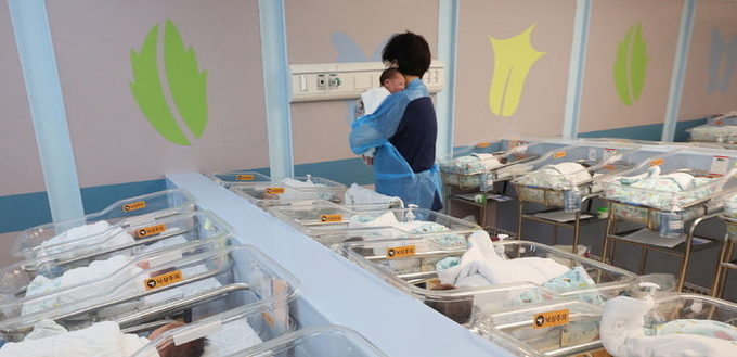경기도 고양시 CHA의과학대학교 일산차병원 신생아실에서 간호사가 신생아들을 돌보고 있다. 있다. ⓒ 파이낸셜데일리 / 뉴시스