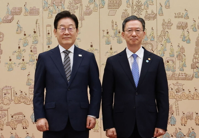 이재명 대통령이 23일 서울 용산 대통령실 청사에서 열린 임명장 및 위촉장 수여식에서 정성호 법무부 장관에게 임명장을 수여한 뒤 기념촬영을 하고 있다. ⓒ 파이낸셜데일리 / 뉴시스