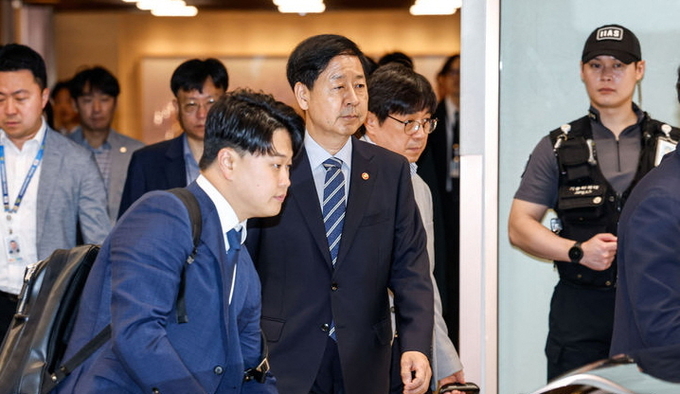 구윤철 경제부총리 겸 기획재정부 장관이 24일 오전 미국 워싱턴D.C.에서 열릴 예정이였던 미국 재무장관과 무역대표부(USTR)와 예정되어 있던 통상협상이 취소돼 인천국제공항 제2여객터미널 귀빈실을 나서고 있다. ⓒ 파이낸셜데일리 / 뉴시스