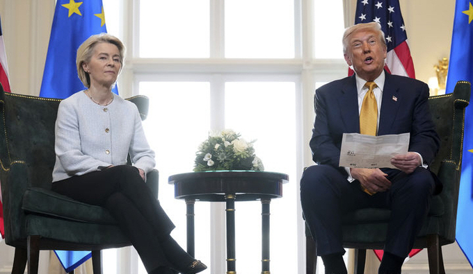 도널드 트럼프(오른쪽) 미국 대통령과 우르줄라 폰데어라이엔 유럽연합(EU) 집행위원장이 27일(현지 시간) 스코틀랜드 턴베리의 트럼프 턴베리 골프장에서 회담하고 있다. 미국과 EU가 '상호관세 15%'를 골자로 한 무역 합의를 타결했다. ⓒ 파이낸셜데일리 / 뉴시스
