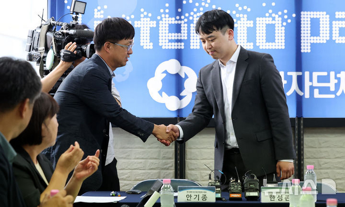 안기종 한국환자단체연합회 대표와 한성존 대한전공의협의회 비상대책위원장이 28일 서울 영등포구 한국환자단체연합회에서 환자, 전공의 각 입장과 상황을 이야기하기 위해 만나 인사를 나누고 있다. ⓒ 파이낸셜데일리 / 뉴시스