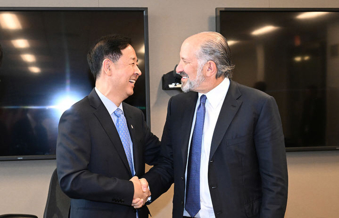 한미 통상협의차 미국 워싱턴D.C.를 방문 중인 구윤철 부총리 겸 기획재정부 장관이 29일(현지시간) 김정관 산업통상자원부장관 및 여한구 통상교섭본부장과 함께 미국 상무부에서 하워드 러트닉 상무장관과 통상협의에 앞서 악수하며 인사하고 있다. ⓒ 파이낸셜데일리 / 뉴시스