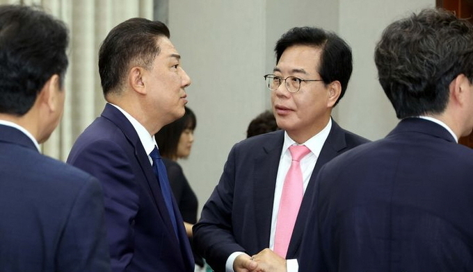 김병기 국회 운영위원장이 29일 오전 서울 여의도 국회에서 열린 운영위원회 전체회의에서 송언석 국민의힘 비상대책위원장 겸 원내대표와 대화를 하고 있다. ⓒ 파이낸셜데일리 / 뉴시스