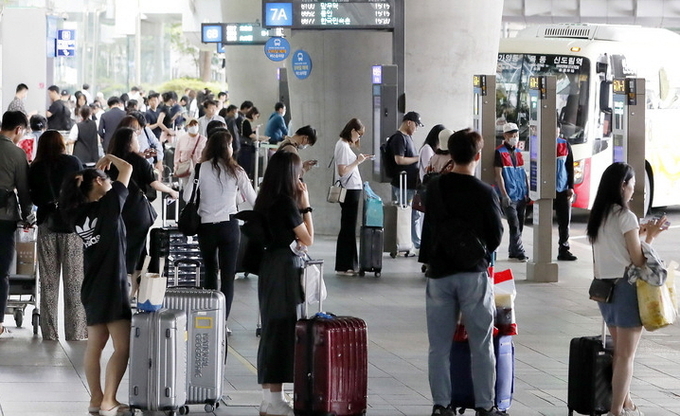 현충일 징검다리 연휴 마지막 날인 6일 인천국제공항 공항버스 정류장이 이용객으로 북적이고 있다. ⓒ 파이낸셜데일리 / 뉴시스