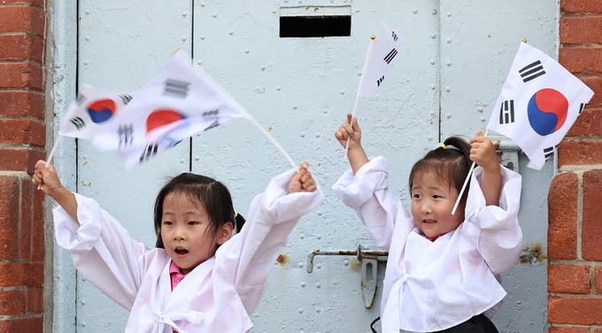 지난해 광복절 서울 서대문구 서대문형무소를 찾은 어린이들이 태극기를 흔들며 광복절을 기념하고 있다. ⓒ 파이낸셜데일리 / 뉴시스