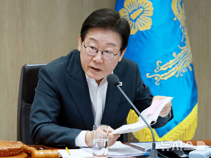 이재명 대통령이 29일 서울 용산 대통령실 청사에서 열린 국무회의에서 참석자들과 중대재해 반복 발생 근절 대책 관련 토론을 하고 있다. ⓒ 파이낸셜데일리 / 뉴시스