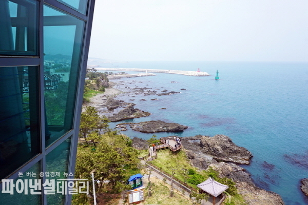 전망대에서 내려다 본 주상절리와 바다 풍경 ⓒ파이낸셜데일리/경주시