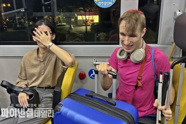연의 주인공은 ㈜새천년미소 소속 51번 버스 기사 김수찬씨, 남성 승객은 시각장애인으로,보행 지팡이를 손에 쥔 채 동행한 여성 승객과 함께 곤란한 상황, 이를 운전석에서 지켜 본 김 씨는 “잠시만 기다리세요”라고 말한 뒤, 운행을 마친 후 자신의 차량으로 두 사람을 경주역까지 직접 데려다줬다. ⓒ파이낸셜데일리/경주시